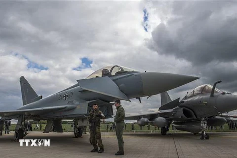 Máy bay Eurofighter Typhoon (trái) của Đức và Dassault Rafale của Pháp. (Ảnh: AFP/TTXVN)