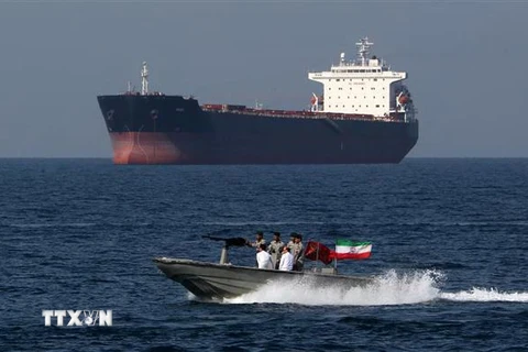 Binh sỹ Iran tuần tra gần một tàu chở dầu trên eo biển Hormuz ngày 30/4/2019. (Ảnh: AFP/TTXVN)