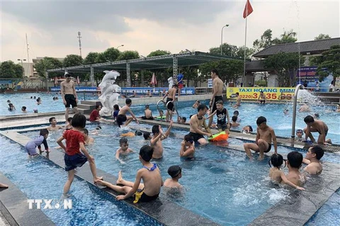 Bể bơi thu hút nhiều thanh thiếu niên và trẻ em trong những ngày Hè. (Ảnh: Hiền Anh/TTXVN)