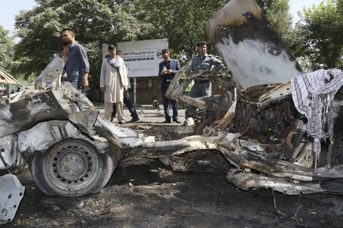 Nhân viên an ninh Afghanistan điều tra tại hiện trường vụ đánh bom gần cửa trường Đại học Kabul ở thủ đô của Afghanistan ngày 19/7. (Ảnh: AFP/TTXVN)