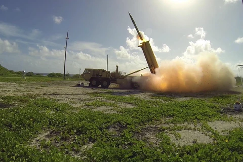 Hệ thống phòng thủ tên lửa tầm cao giai đoạn cuối THAAD của Mỹ được vận hành thử nghiệm tại đảo Wake, Thái Bình Dương. (Ảnh: AFP/TTXVN)