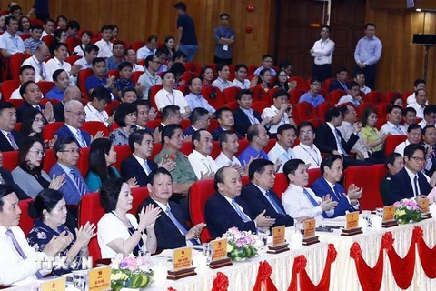 Thủ tướng Nguyễn Xuân Phúc và các đại biểu tham dự hội nghị xúc tiến đầu tư, Thương mại và Du lịch tỉnh Lào Cai 2019. (Ảnh: Thống Nhất/TTXVN)