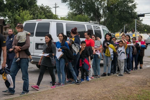 Người di cư Trung Mỹ sau khi được thả khỏi một trung tâm tâm giam giữ ở McAllen, bang Texas, Mỹ ngày 12/6/2019. (Ảnh: AFP/TTXVN)