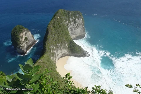 Bãi biển và vách đá nổi tiếng trên đảo Nusa Penida. (Nguồn: Wikimedia)