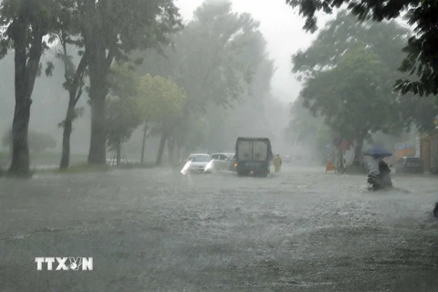 Cơn mưa lớn gây ngập nhiều tuyến phố Hà Nội. (Ảnh: Thống Nhất/TTXVN)