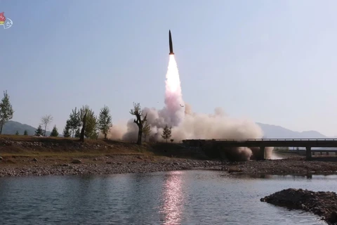 (Tư liệu do Đài truyền hình Trung ương Triều Tiên công bố ngày 9/5/2019): Một tên lửa tầm ngắn của Triều Tiên được phóng thử tại một địa điểm bí mật. (Ảnh: Yonhap/TTXVN)