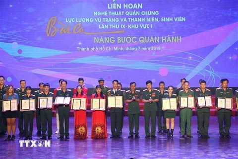 Đại diện Ban tổ chức trao Huy chương vàng cho các tập thể, cá nhân đạt thành tích cao tại liên hoan. (Ảnh: Thanh Vũ/TTXVN)