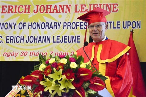 Tiến sỹ danh dự Erich Johann Lejeune phát biểu tại buổi lễ. (Ảnh: Văn Dũng/TTXVN)