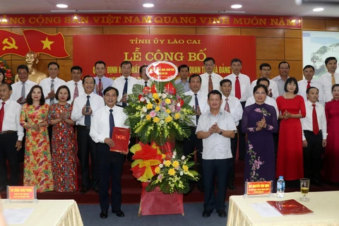 Bí Thư tỉnh ủy Lào Cai Nguyễn Văn Vịnh (phải) trao Quyết định và tặng hoa chúc mừng Ban Chấp hành Đảng bộ Khối cơ quan-doanh nghiệp tỉnh. (Ảnh: Quốc Khánh/TTXVN)