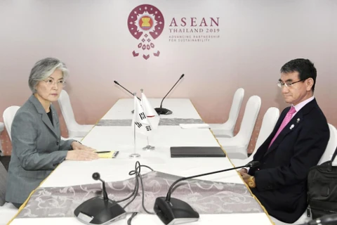 Ngoại trưởng Nhật Bản Taro Kono và người đồng cấp Hàn Quốc Kang Kyung-wha trong cuộc gặp ngày 1/8 tại Bangkok. (Nguồn: Reuters)