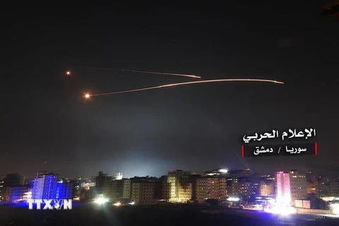 Hệ thống phòng không Syria đánh chặn thành công tên lửa Israel nhằm vào không phận thủ đô Damascus ngày 10/5/2018. (Ảnh: AFP/TTXVN)