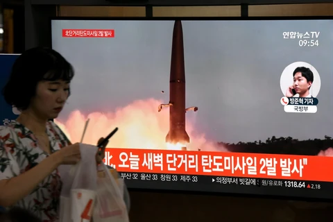 Hình ảnh vụ phóng tên lửa của Triều Tiên được phát trên màn hình vô tuyến tại một nhà ga xe lửa ở Seoul, Hàn Quốc ngày 31/7/2019. (Ảnh: AFP/TTXVN)