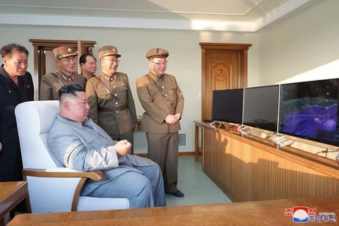 Nhà lãnh đạo Triều Tiên Kim Jong-un (trái, phía trước) thị sát một vụ phóng tên lửa chiến thuật mới tại thị trấn ven biển phía Đông Wonsan ngày 25/7/2019. (Ảnh: Yonhap/TTXVN)