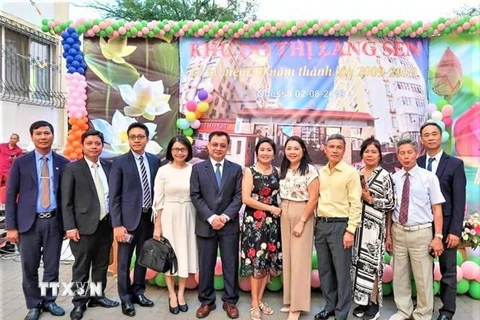 Đại sứ Nguyễn Anh Tuấn (thứ 5 từ trái qua) chụp ảnh lưu niệm với Ban quản trị Khu đô thị Làng Sen. (Ảnh: Dương Trí/TTXVN)