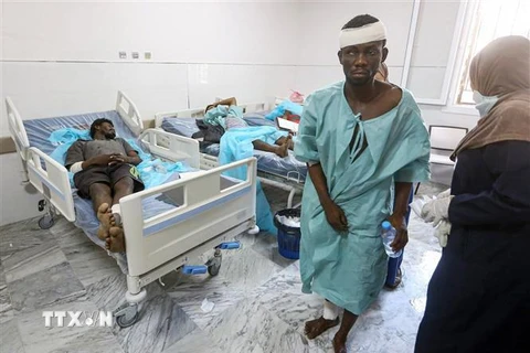 Nạn nhân bị thương sau một vụ không kích được điều trị tại bệnh viện ở Tripoli, Libya. (Ảnh: AFP/TTXVN)