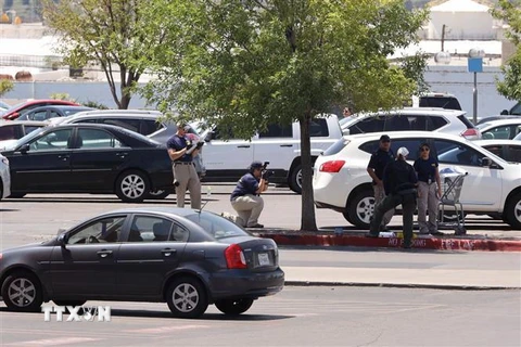 Cảnh sát điều tra tại hiện trường vụ xả súng ở El Paso, Mỹ, ngày 4/8/2019. (Ảnh: THX/TTXVN)