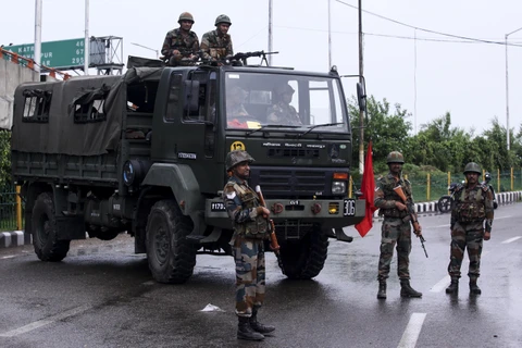 Binh sỹ Ấn Độ gác tại một tuyến phố ở Jammu ngày 5/8/2019. (Ảnh: AFP/TTXVN)