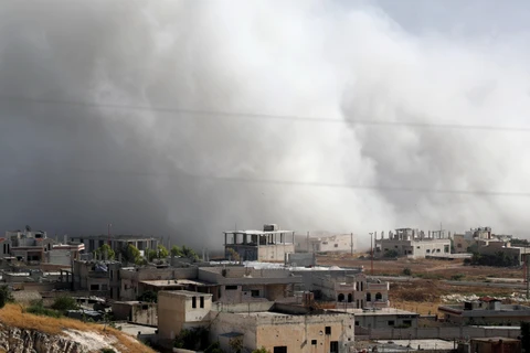 Khói bốc lên sau một cuộc không kích tại tỉnh Idlib, Syria ngày 19/7/2019. (Ảnh: AFP/TTXVN)