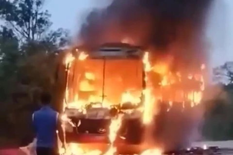 Phú Yên: Xe khách giường nằm bốc cháy trơ khung trên Quốc lộ 1A