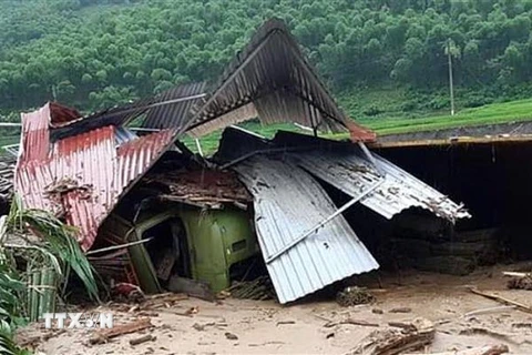 Mưa lũ khiến nhiều nhà dân tại xã Na Mèo, huyện Quan Sơn, tỉnh Thanh Hóa bị đổ sập, hư hỏng. (Ảnh: TTXVN phát)