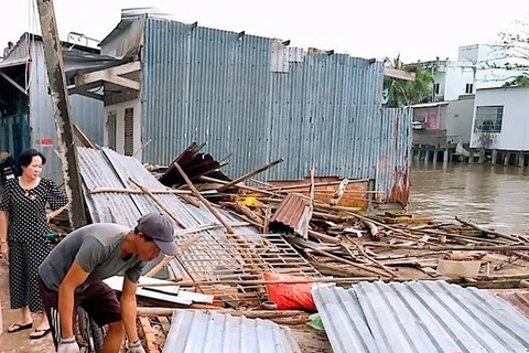 Dông, lốc tiếp tục khiến hàng chục ngôi nhà tại xã Tắc Vân bị sập và tốc mái. (Ảnh: Huỳnh Thế Anh/TTXVN)