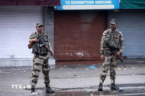 Lực lượng an ninh Ấn Độ gác tại một tuyến phố ở Jammu ngày 5/8/2019. (Ảnh: AFP/TTXVN)