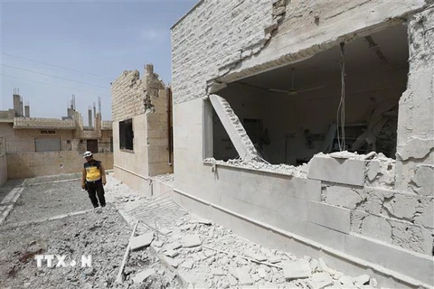 Hiện trường một vụ tấn công nhằm vào cơ sở y tế tại thị trấn Hbeit, tỉnh Idlib, Syria, ngày 30/4/2019. (Ảnh: AFP/TTXVN)