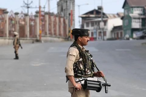 Binh sỹ bán quân sự Ấn Độ gác trong thời gian áp đặt lệnh giới nghiêm tại Srinagar, thủ phủ mùa hè thuộc bang Jammu-Kashmir do Ấn Độ kiểm soát ngày 5/8/2019. (Ảnh: AFP/TTXVN)
