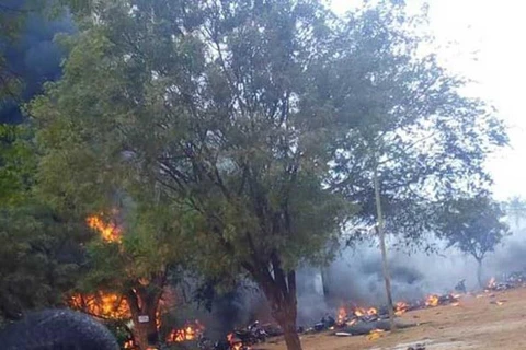 Thi thể các nạn nhân tại hiện trường vụ nổ xe chở xăng dầu ở thị trấn Morogoro, miền Đông Tanzania ngày 10/8/2019. (Ảnh: The Citizen/TTXVN)