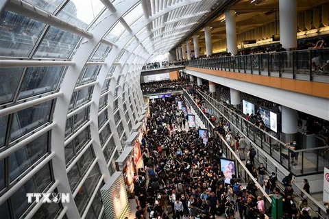 [Video] Sân bay quốc tế Hong Kong tê liệt vì các cuộc biểu tình