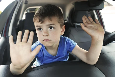 5 vật dụng phải có trên xe giúp bạn và trẻ em thoát hiểm dễ dàng