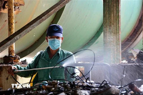Quy trình phun chất khử mùi hôi tại nhà máy xử lý rác thải. (Ảnh: Huỳnh Thế Anh/TTXVN)