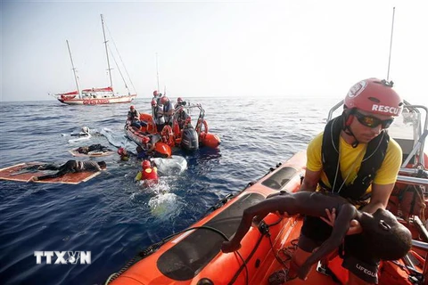 Tàu cứu hộ Open Arms cứu người di cư sau khi tàu của họ bị đắm trên Địa Trung Hải, ngày 17/7/2018. (Ảnh: AFP/TTXVN)