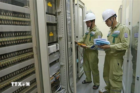 Kiểm tra thông số kỹ thuật hệ thống thông tin trạm biến áp 500kV Thạnh Mỹ nhằm đảm bảo truyền tải an toàn trên hệ thống điện 500 kV. (Ảnh: Ngọc Hà/TTXVN)
