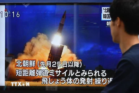 Người dân theo dõi hình ảnh vụ phóng vật thể bay của Triều Tiên qua truyền hình ở Tokyo, Nhật Bản ngày 16/8/2019. (Ảnh: AFP/TTXVN)
