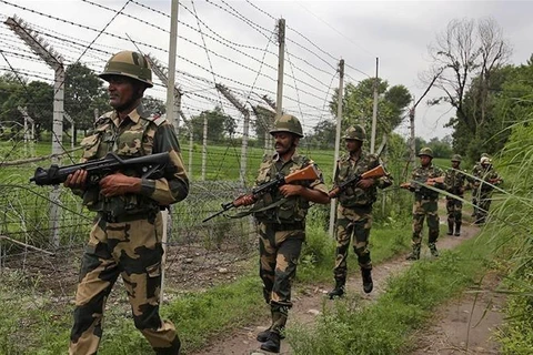 Binh sỹ Ấn Độ tuần tra dọc Ranh giới kiểm soát ở Kashmir. (Ảnh: AP/TTXVN)