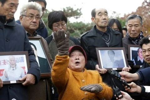 Một nạn nhân lao động cưỡng bức thời chiến trả lời phóng viên khi tới phiên tòa tại Seoul. (Ảnh: AP)
