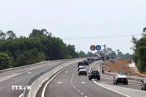 Các phương tiện lưu thông trên đường cao tốc Đà Nẵng-Quảng Ngãi. (Ảnh: Trần Tĩnh/TTXVN0