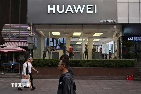 Cửa hàng của Huawei tại Thượng Hải, Trung Quốc. (Ảnh: AFP/TTXVN)