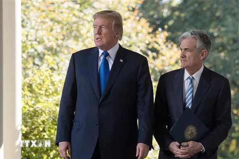 Tổng thống Mỹ Donald Trump (trái) và Chủ tịch Ngân hàng Dự trữ Liên bang Mỹ (Fed) Jerome Powell. (Ảnh: AFP/TTXVN)