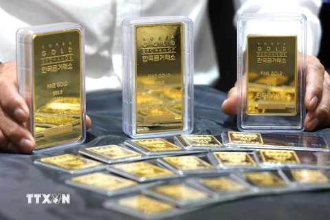  Vàng miếng được trưng bày tại sàn giao dịch ở Seoul, Hàn Quốc. (Ảnh: Yonhap/TTXVN)