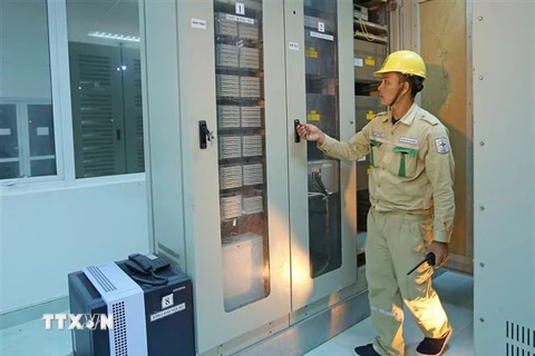 Công nhân Công ty Truyền tải Điện 4 vận hành hệ thống thông tin tại trạm biến áp 500kV Duyên Hải. (Ảnh: Ngọc Hà/TTXVN)