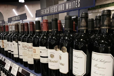 Các chai rượu của Pháp được bày bán tại siêu thị ở Los Angeles, California (Mỹ) ngày 18/8/2019. (Ảnh: AFP/TTXVN)