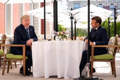 Tổng thống Pháp Emmanuel Macron và người đồng cấp Mỹ Donald Trump. (Nguồn: The New York Times)