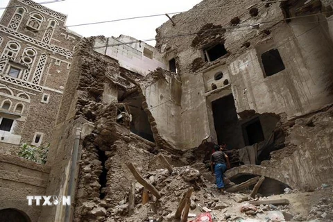 Cảnh đổ nát sau các cuộc không kích tại Yemen. (Ảnh: THX/TTXVN)