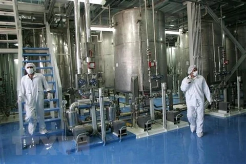 Kỹ thuật viên Iran kiểm tra các thiết bị tại cơ sở làm giàu urani Isfahan, cách thủ đô Tehran 420km về phía nam. (Ảnh: AFP/TTXVN)
