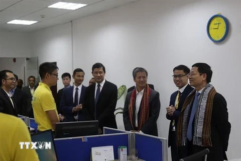 Bộ trưởng Bộ Thông tin và Truyền thông Nguyễn Mạnh Hùng thăm trụ sở Công ty viễn thông Viettel Timor. (Ảnh: Phúc Hằng/TTXVN)