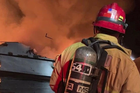 Lính cứu hỏa tham gia cứu hộ tại vụ cháy. (Nguồn: AP)