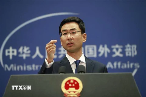 Người phát ngôn Bộ Ngoại giao Trung Quốc Cảnh Sảng phát biểu tại cuộc họp báo ở Bắc Kinh. (Ảnh: EPA/TTXVN)