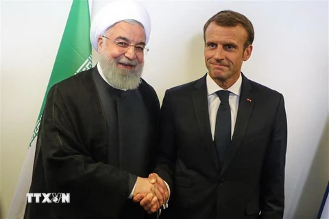Tổng thống Iran Hassan Rouhani (trái) và người đồng cấp Pháp Emmanuel Macron tại cuộc gặp ở New York, Mỹ ngày 25/9/2018. (Ảnh: AFP/TTXVN)